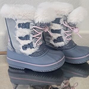 Snow boots